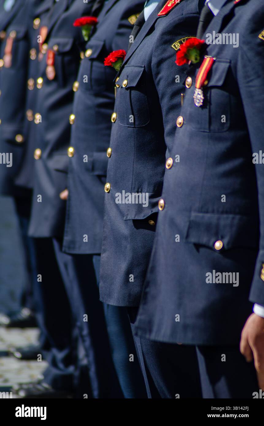 Portugiesische Freiwillige Feuerwehrleute in Ausbildung während der Gedenkfeier am 25. April, Tag der Nelkenrevolution. Stockfoto