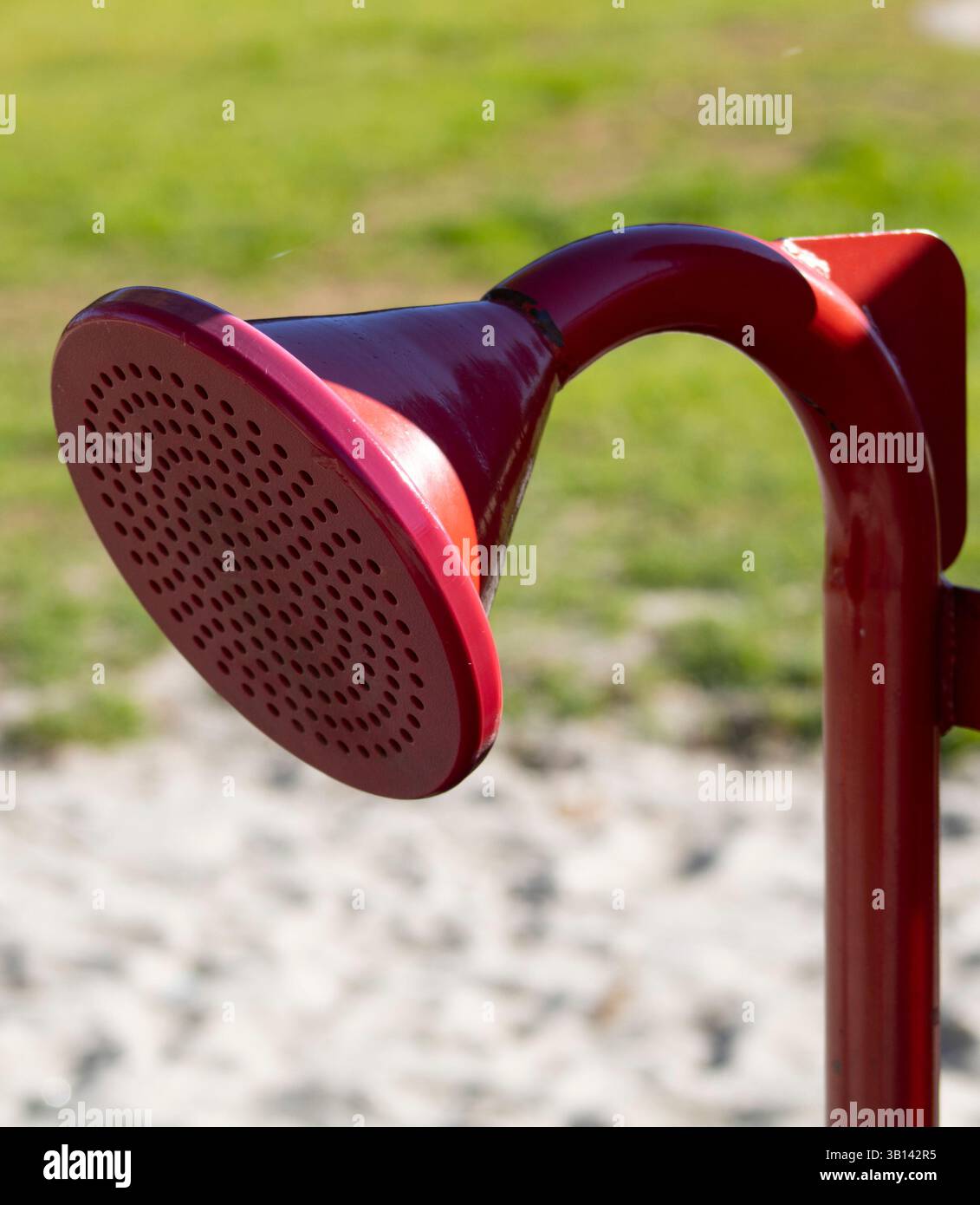 Rotes Telefonspielzeug auf dem Spielplatz Stockfoto
