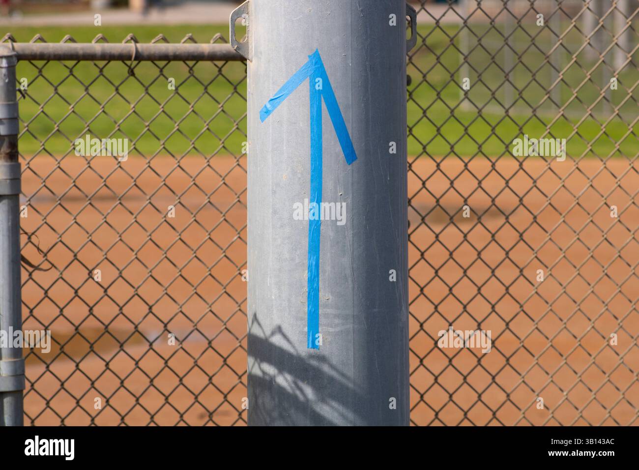 Blauer Aufwärtspfeil am Leuchtturm Stockfoto