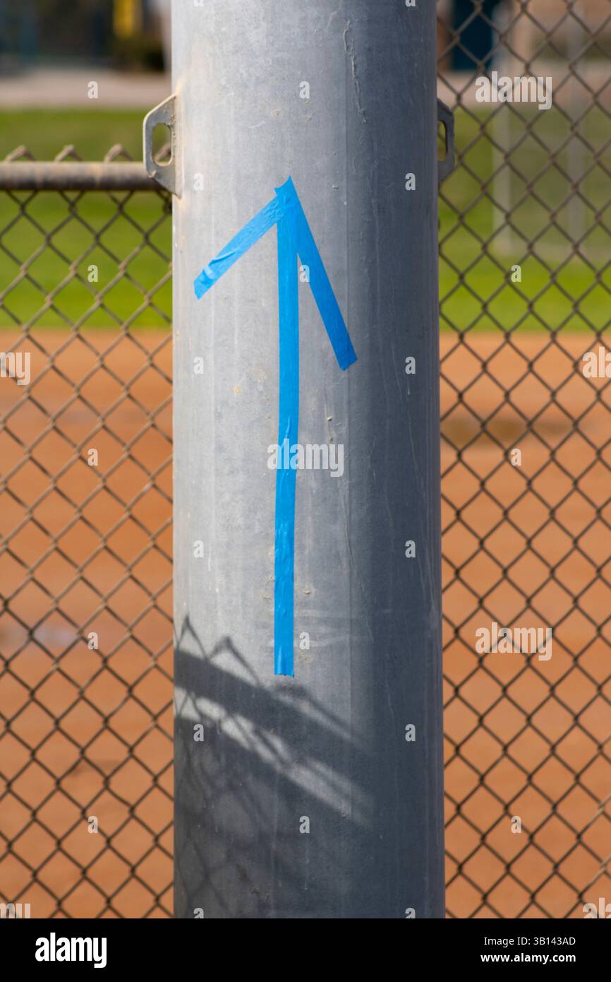 Blauer Aufwärtspfeil am Leuchtturm Stockfoto