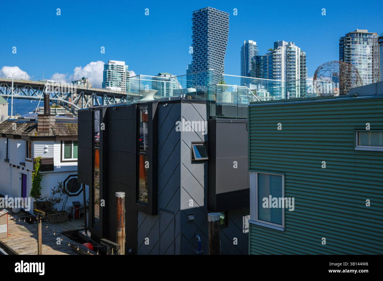 Schwimmende Häuser auf Granville Island mit Burrard Street Bridge, die sich über den False Creek bis ins Stadtzentrum von Vancouver, BC, erstreckt. Stockfoto