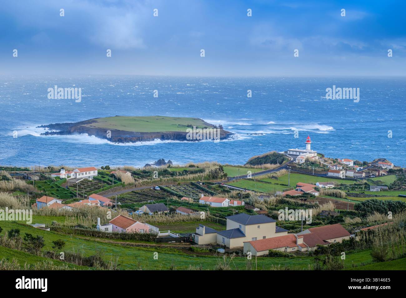 Panoramablick auf Ilheu do Topo und die Küste von Sao Jorge, Azoren, Portugal. Küstendorf, zerklüftete Klippen, Atlantik, Landschaft der Azoren, eindrucksvoll Stockfoto
