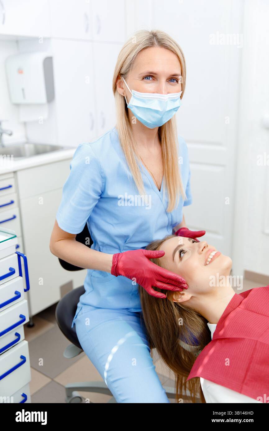 Großzügige Gesichtsgelenke, Osteopathen, Gesichtsmassagegelenke, Zähnekontrolle, Mundpflege, gesunde Zähne, Zahnbehandlung Stockfoto