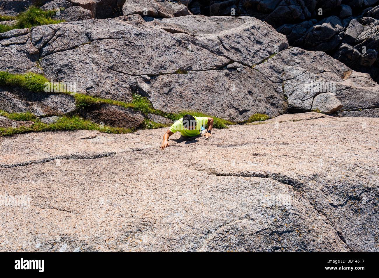 Junger Mann beim Freeclimbing oder Bouldern, klettern im Freien Stockfoto
