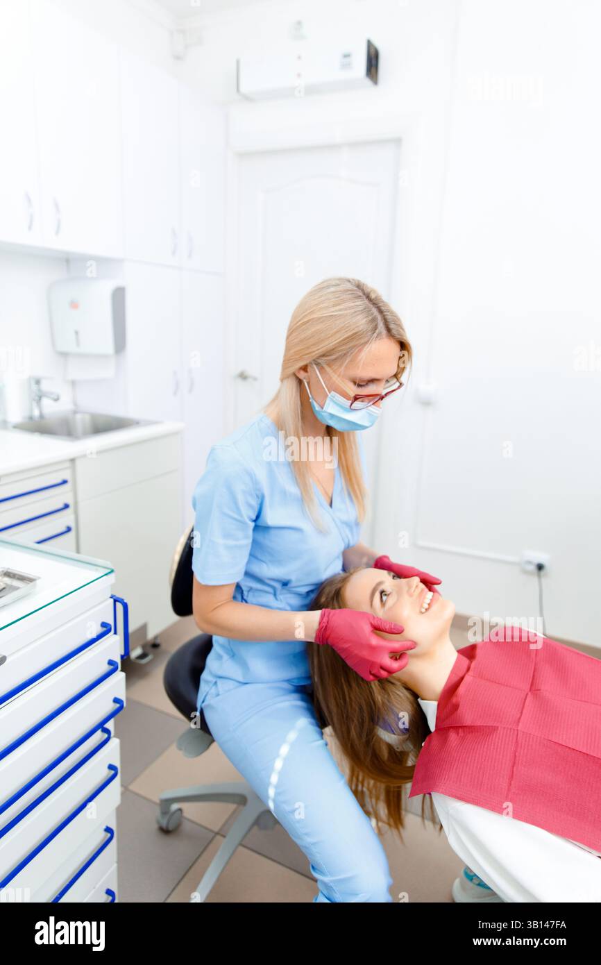 Großzügige Gesichtsgelenke, Osteopathen, Gesichtsmassagegelenke, Zähnekontrolle, Mundpflege, gesunde Zähne, Zahnbehandlung Stockfoto