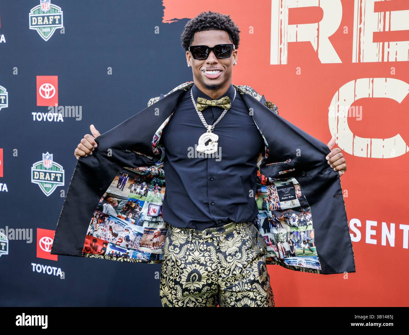 Green Bay, Usa. April 2025. Matthew Golden aus Texas trifft am Donnerstag, den 24. April 2025, vor Beginn der ersten Runde des NFL Draft 2025 in der Nähe von Lambeau Field in Green Bay, Wisconsin, ein. Der Entwurf läuft vom 24. April bis 26. April. Foto: Tannen Maury/UPI Credit: UPI/Alamy Live News Stockfoto