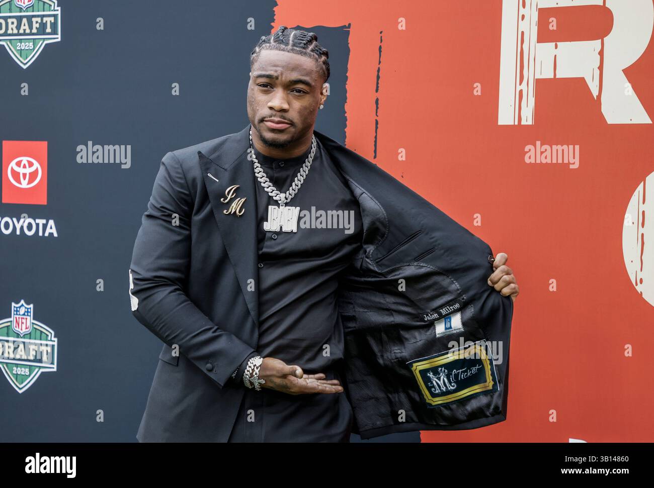 Green Bay, Usa. April 2025. Jalen Milroe aus Alabama trifft am Donnerstag, den 24. April 2025, vor Beginn der ersten Runde des NFL Draft 2025 nahe Lambeau Field in Green Bay, Wisconsin, ein. Der Entwurf läuft vom 24. April bis 26. April. Foto: Tannen Maury/UPI Credit: UPI/Alamy Live News Stockfoto