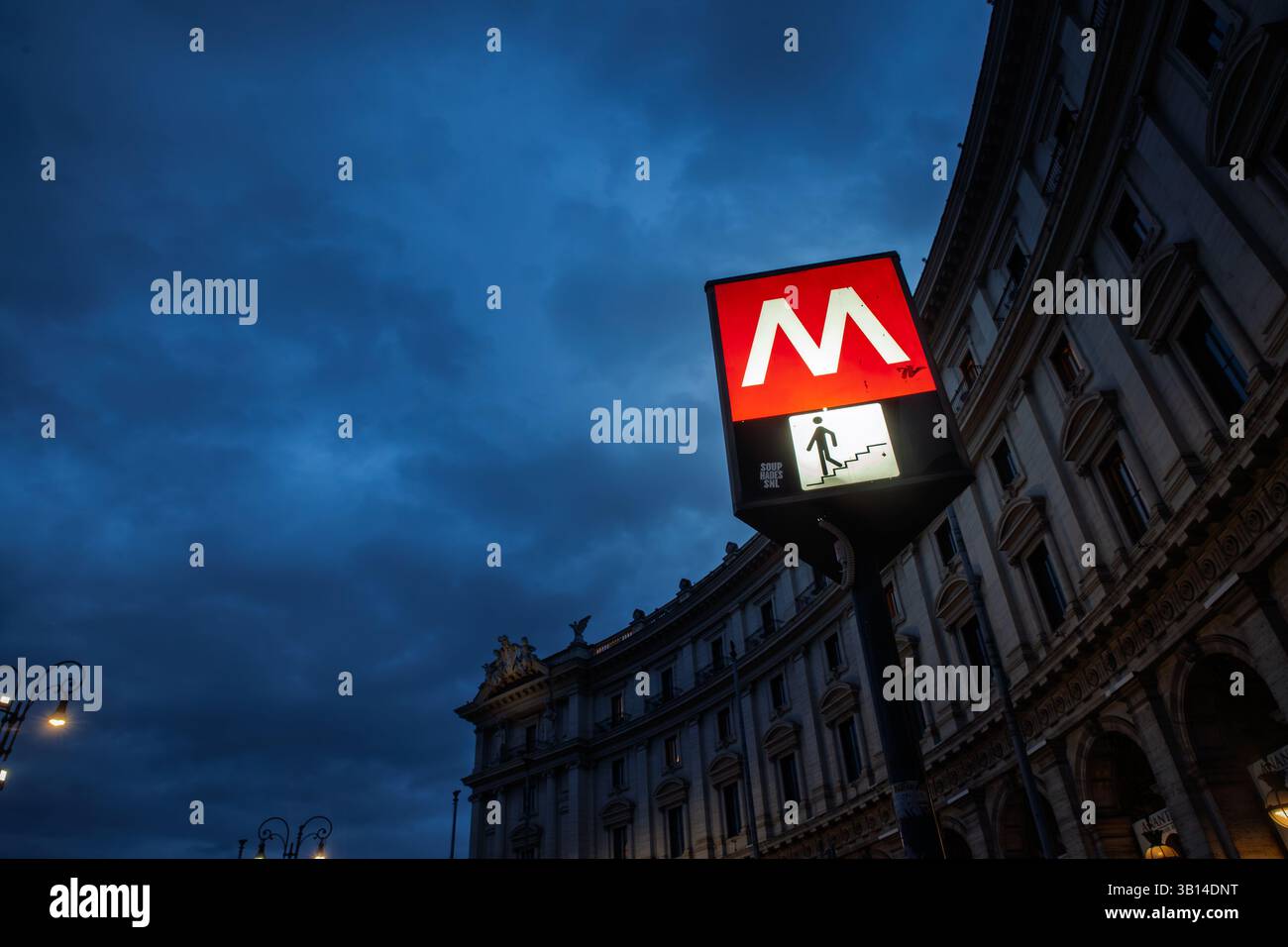 ROM, ITALIEN - 15. JANUAR 2025: Schild der Metro-Station Rom bei Nacht, das den Eingang der U-Bahn markiert. Die U-Bahn Rom, die von ATAC betrieben wird, gehört zu den Transi Stockfoto