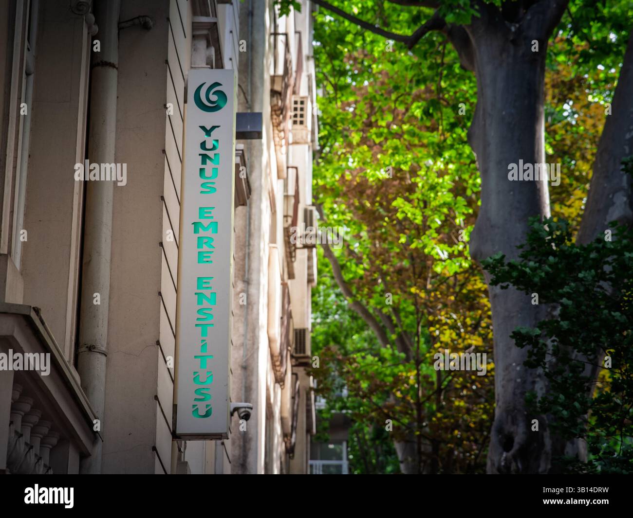 BELGRAD, SERBIEN - 21. MÄRZ 2025: Vertikales Zeichen des türkischen Yunus Emre Instituts in belgrad, das Ankaras führendes Kulturdiplomatie-Zentrum in Ankara markiert Stockfoto
