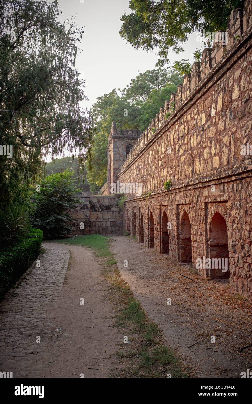 Eine der Mauern des Sikandar Lodi Tombs in Neu-Delhi, Indien, aufgenommen am frühen Morgen mit einem schönen Licht, ohne Menschen. Stockfoto