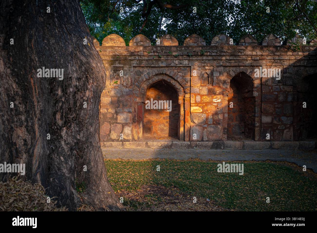Eine der Mauer des Sikandar Lodi Tomb in Neu-Delhi, Indien, am frühen Morgen mit einem schönen Licht, ohne Leute. Stockfoto