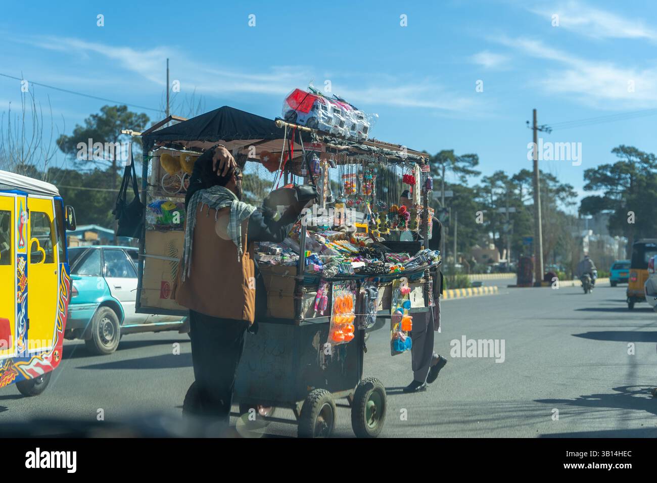 Die geschäftigen Straßen von Herat mit Transport und Straßenhandel Stockfoto