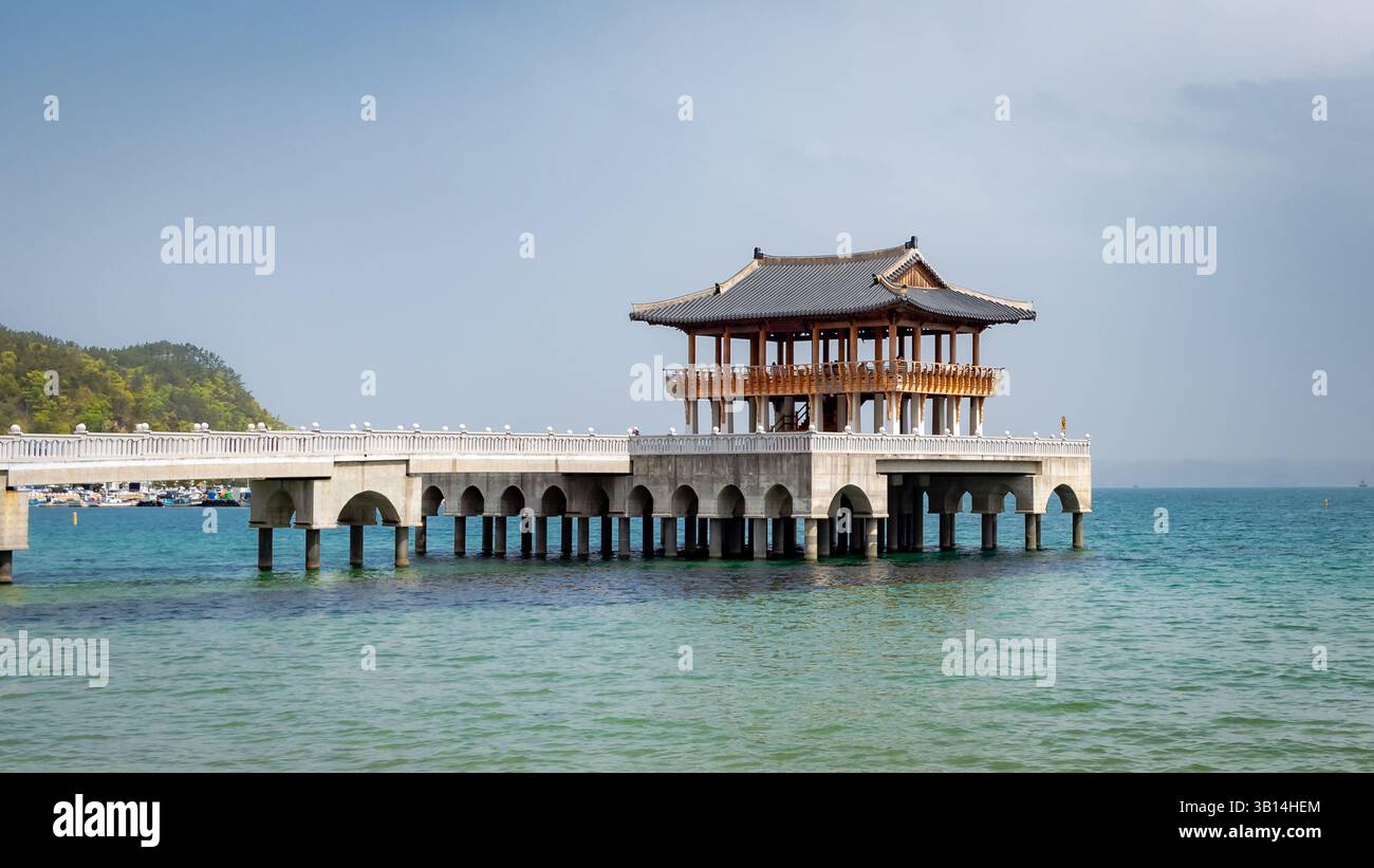 Braune traditionelle koreanische Pagode auf dem blauen Wasser vor der Küste von Pohang Südkorea Stockfoto Braune traditionelle koreanische Pagode auf dem blauen Wasser vor der Küste von Pohang Südkorea Stockfoto