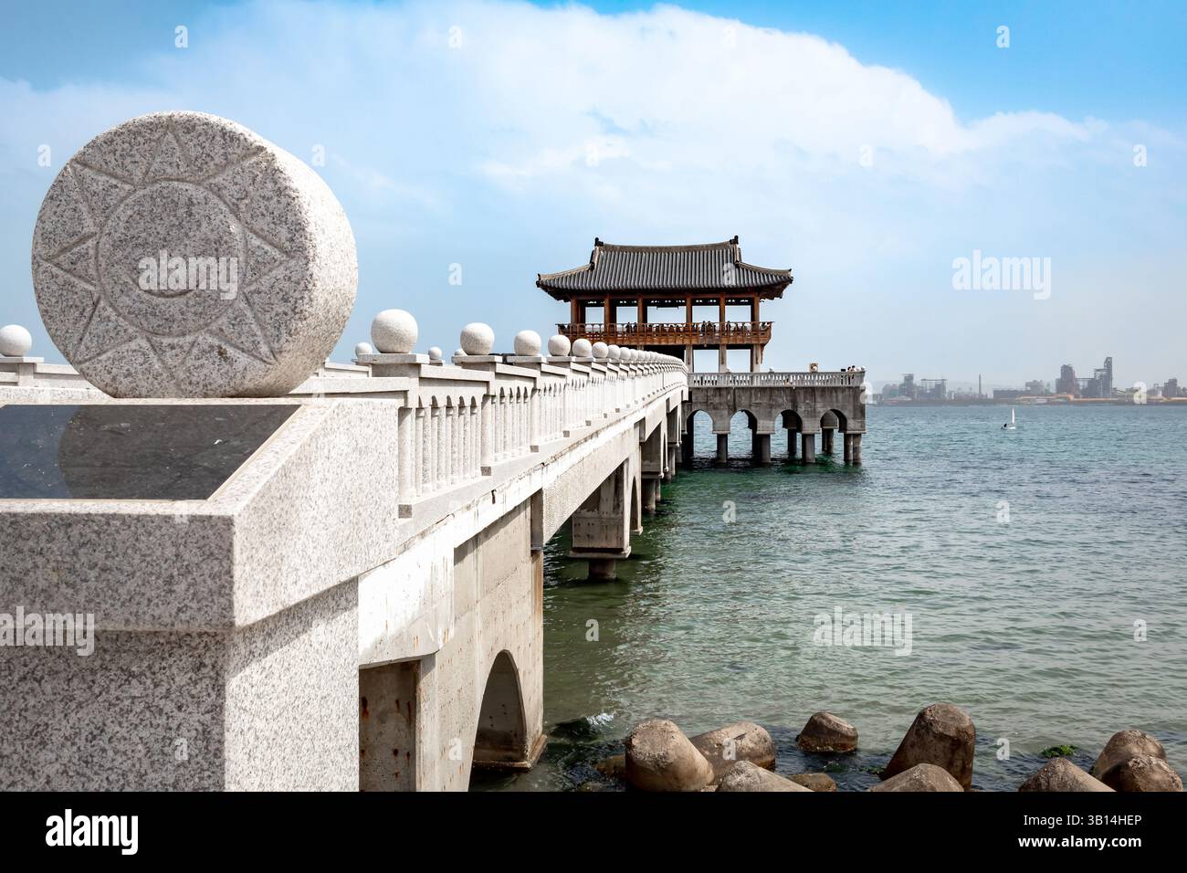 Braune traditionelle koreanische Pagode auf dem blauen Wasser vor der Küste von Pohang Südkorea Stockfoto Braune traditionelle koreanische Pagode auf dem blauen Wasser vor der Küste von Pohang Südkorea Stockfoto