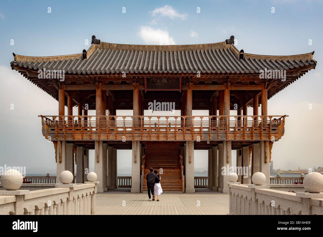 Braune traditionelle koreanische Pagode auf dem blauen Wasser vor der Küste von Pohang Südkorea Stockfoto Braune traditionelle koreanische Pagode auf dem blauen Wasser vor der Küste von Pohang Südkorea Stockfoto