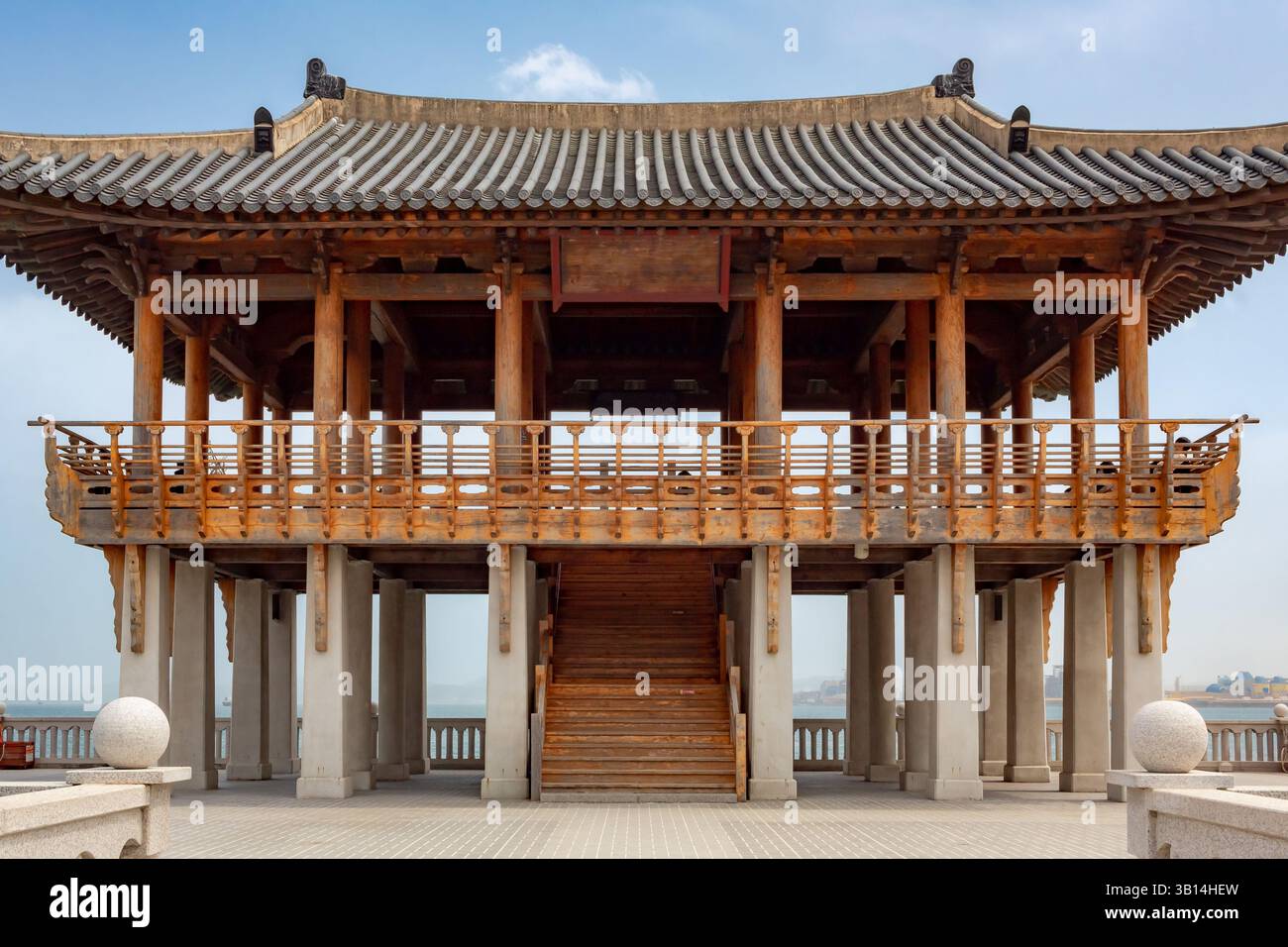 Braune traditionelle koreanische Pagode auf dem blauen Wasser vor der Küste von Pohang Südkorea Stockfoto Braune traditionelle koreanische Pagode auf dem blauen Wasser vor der Küste von Pohang Südkorea Stockfoto