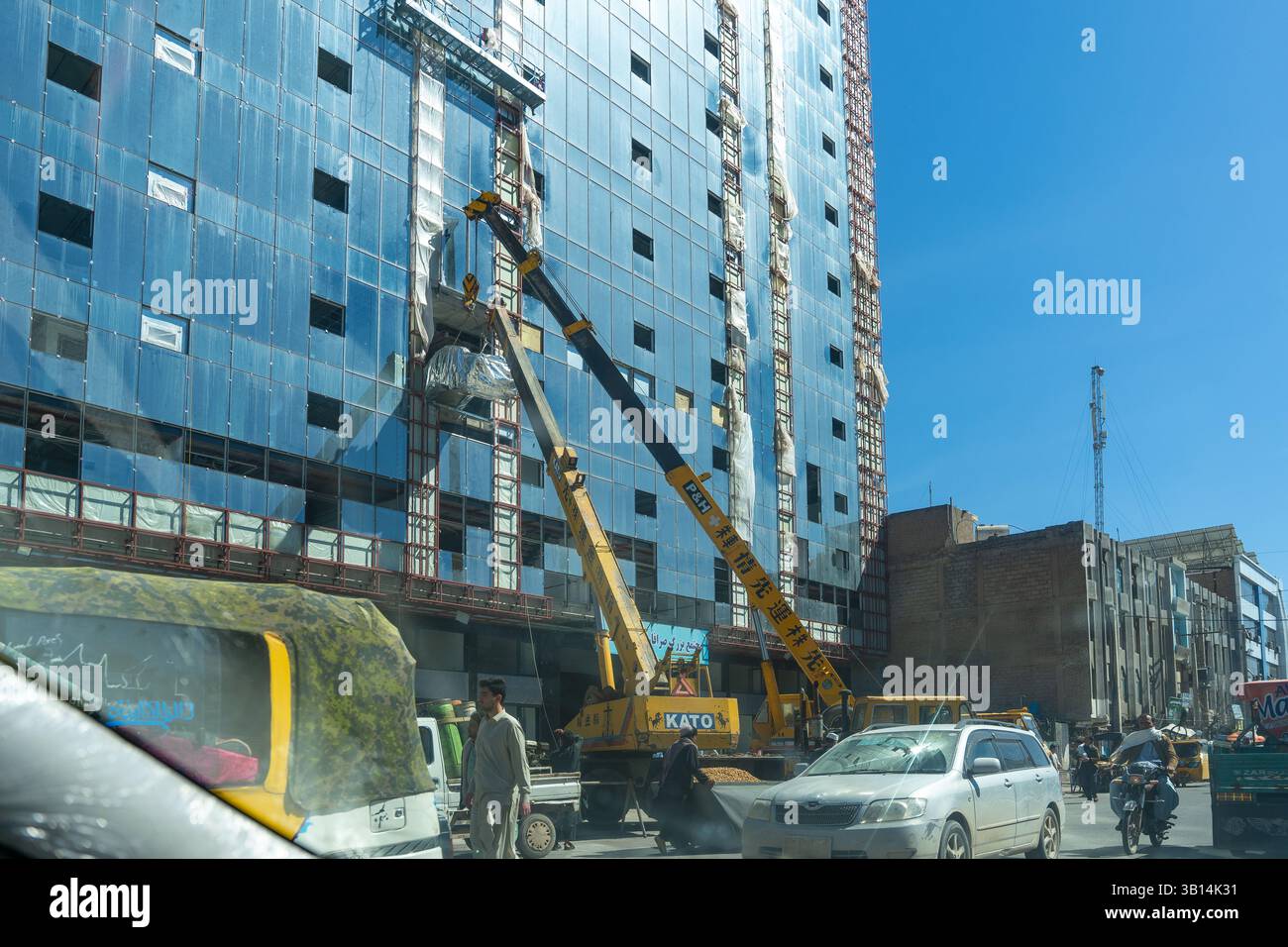 Fassadenreparaturen an Hochhäusern in Herat Stockfoto