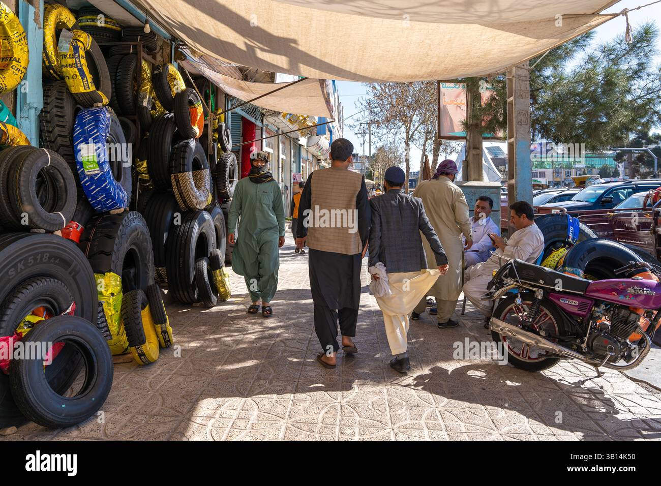 Die geschäftigen Straßen von Herat mit Transport und Straßenhandel Stockfoto