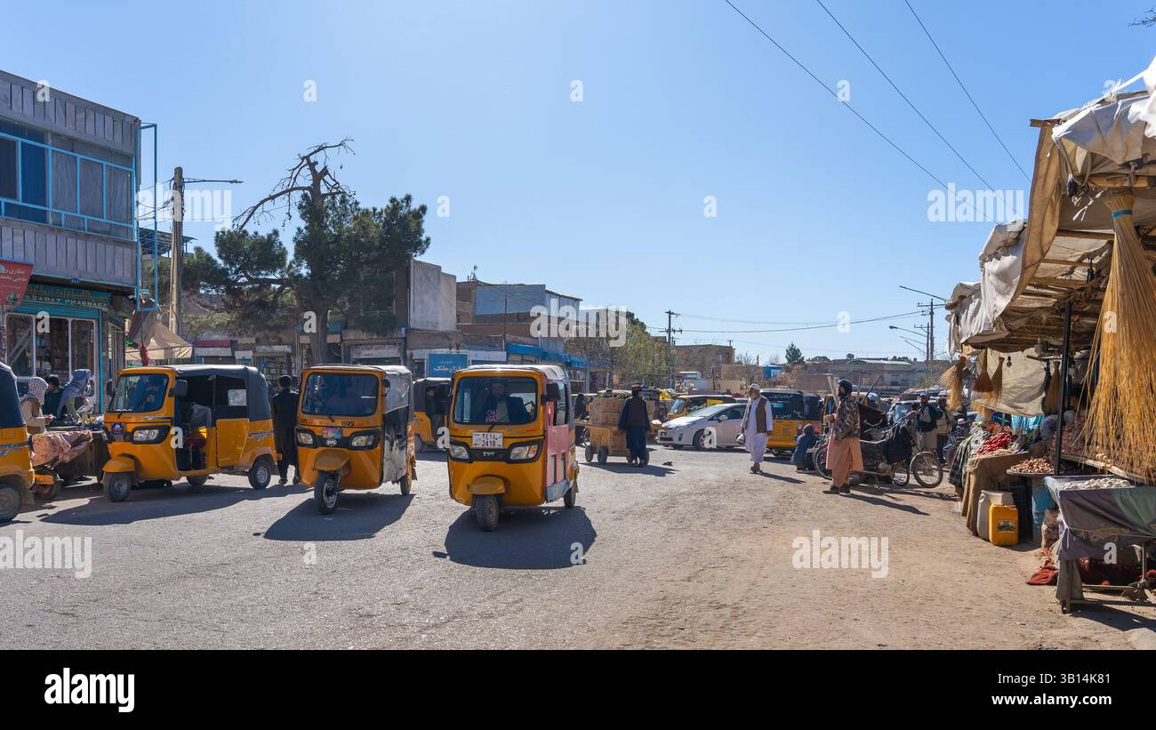 Die geschäftigen Straßen von Herat mit Transport und Straßenhandel Stockfoto