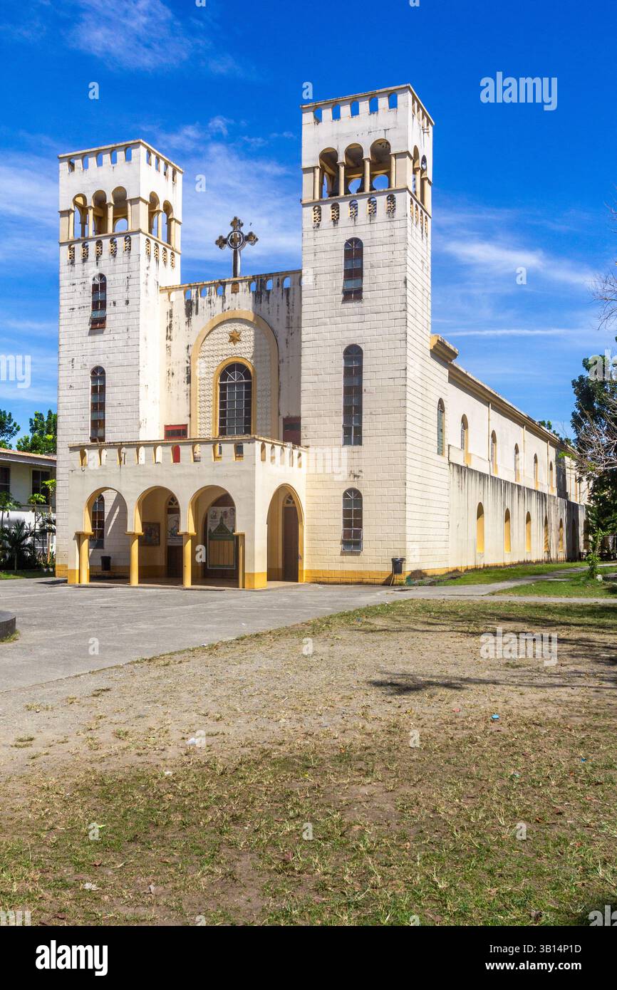 Fassade der Hamtic Church in Antique, einer modernen katholischen Kirche in der Stadt Hamtic, mit klaren Linien und zeitgenössischer Architektur. Stockfoto