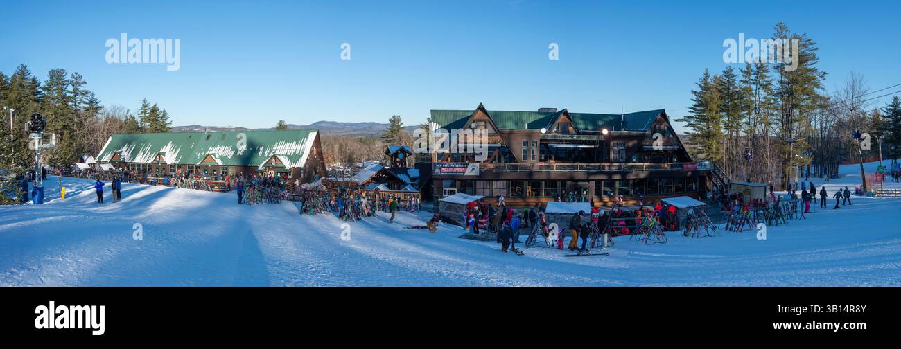 Lodges im Skigebiet Pats Peak in Henniker, New Hampshire. Blick auf die Hütten im unabhängigen alpinen Skigebiet Pats Peak am frühen Januarmorgen. Das kleine Resort im Süden von New Hampshire, USA, wurde von der Familie Patenaude gegründet und seit seiner Eröffnung im Jahr 1963 betrieben. Stockfoto
