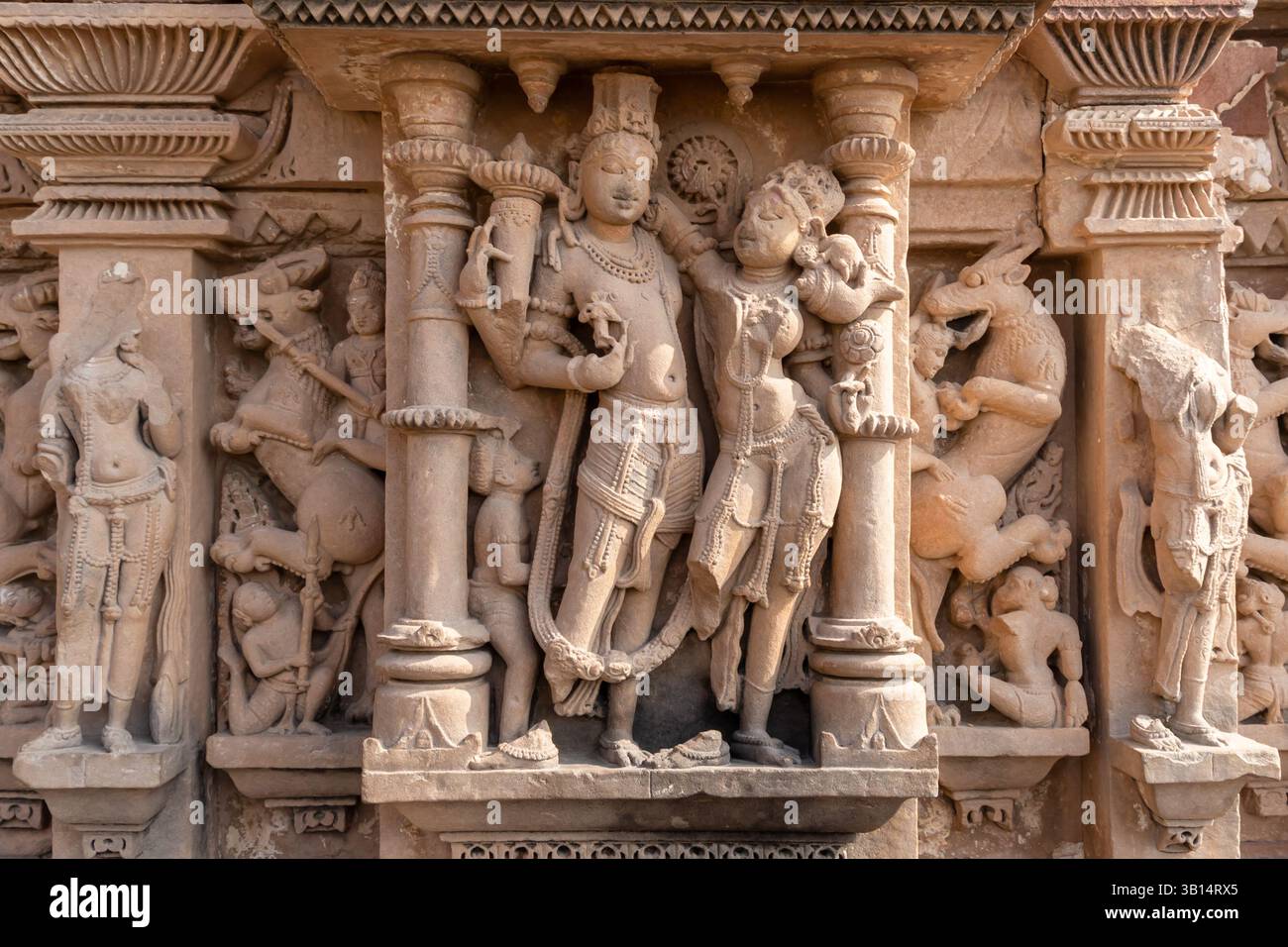 Künstlerische Schnitzereien hinduistischer Gottheiten an der antiken Tempelwand bei Tageslicht Stockfoto