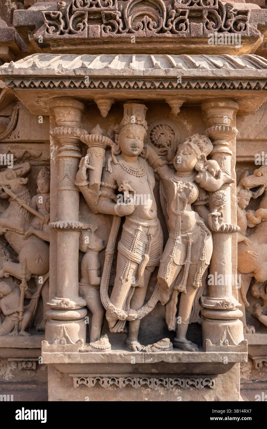 Künstlerische Schnitzereien hinduistischer Gottheiten an der antiken Tempelwand bei Tageslicht Stockfoto