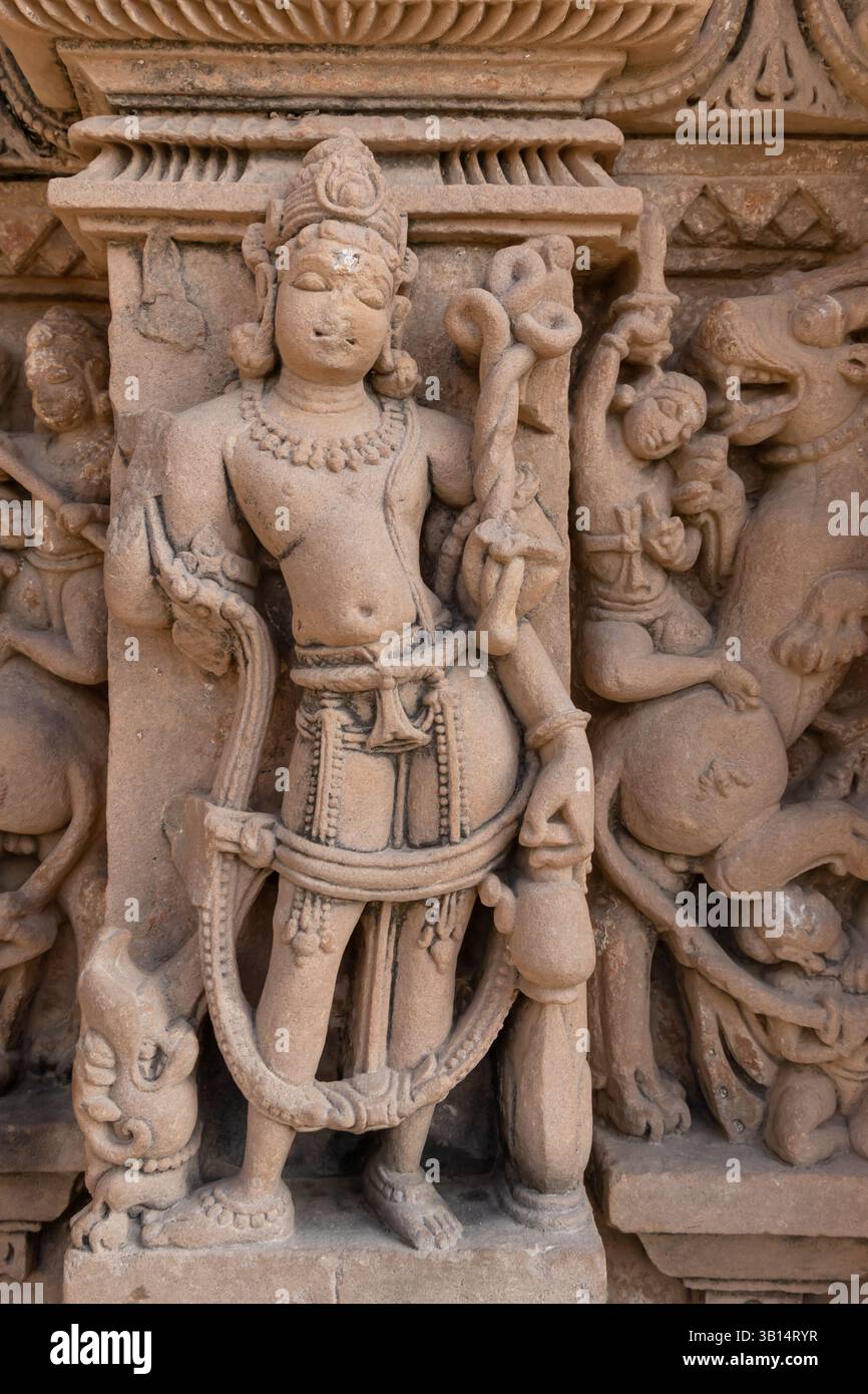 Künstlerische Schnitzereien hinduistischer Gottheiten an der antiken Tempelwand bei Tageslicht Stockfoto