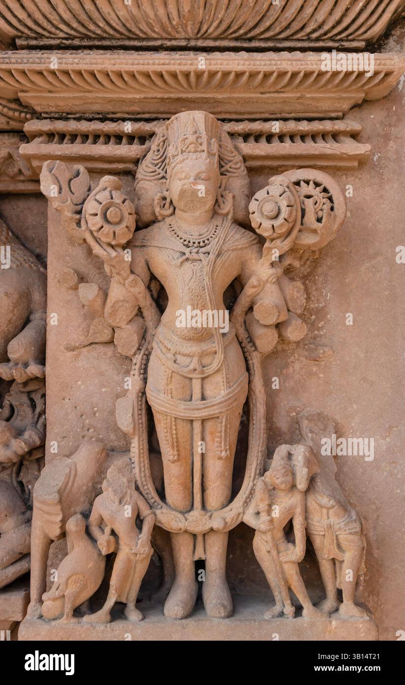 Ruinen von hindugottheiten Idolen an der antiken Tempelwand bei Tageslicht Stockfoto