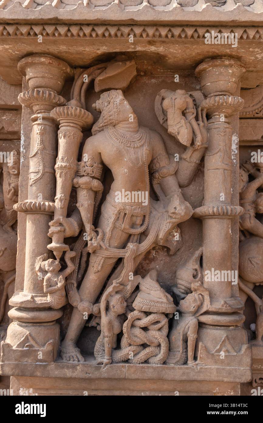 Ruinen von hindugottheiten Idolen an der antiken Tempelwand bei Tageslicht Stockfoto