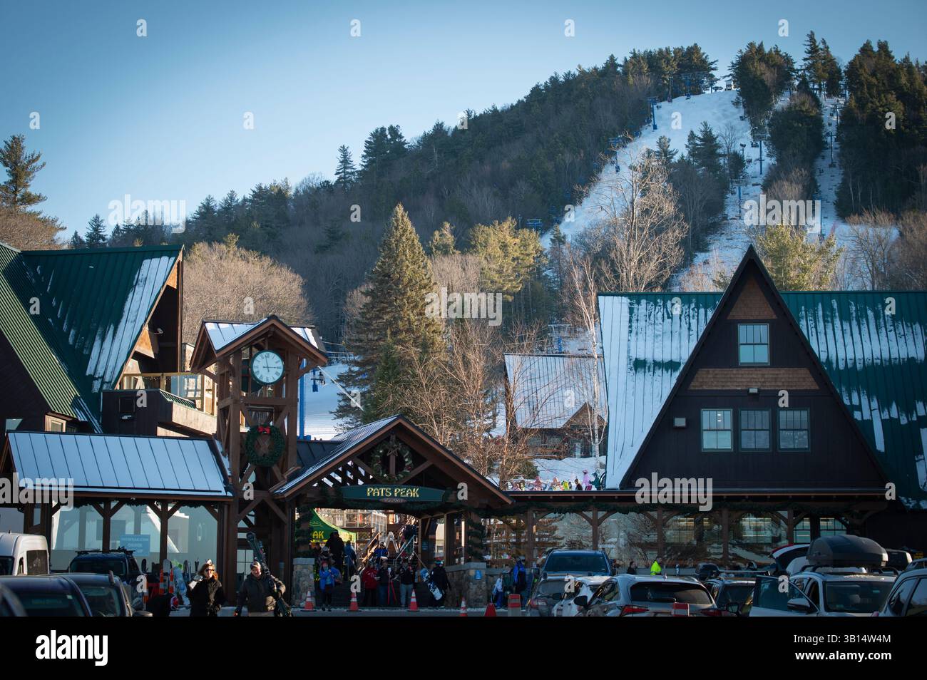 Eintritt zum Skigebiet Pats Peak in Henniker, New Hampshire. Blick auf den Eingang und die Hütten im unabhängigen alpinen Skigebiet Pats Peak am Januar Nachmittag. Das kleine Resort im Süden von New Hampshire wurde von der Familie Patenaude gegründet und wird seit seiner Eröffnung im Jahr 1963 betrieben. Stockfoto