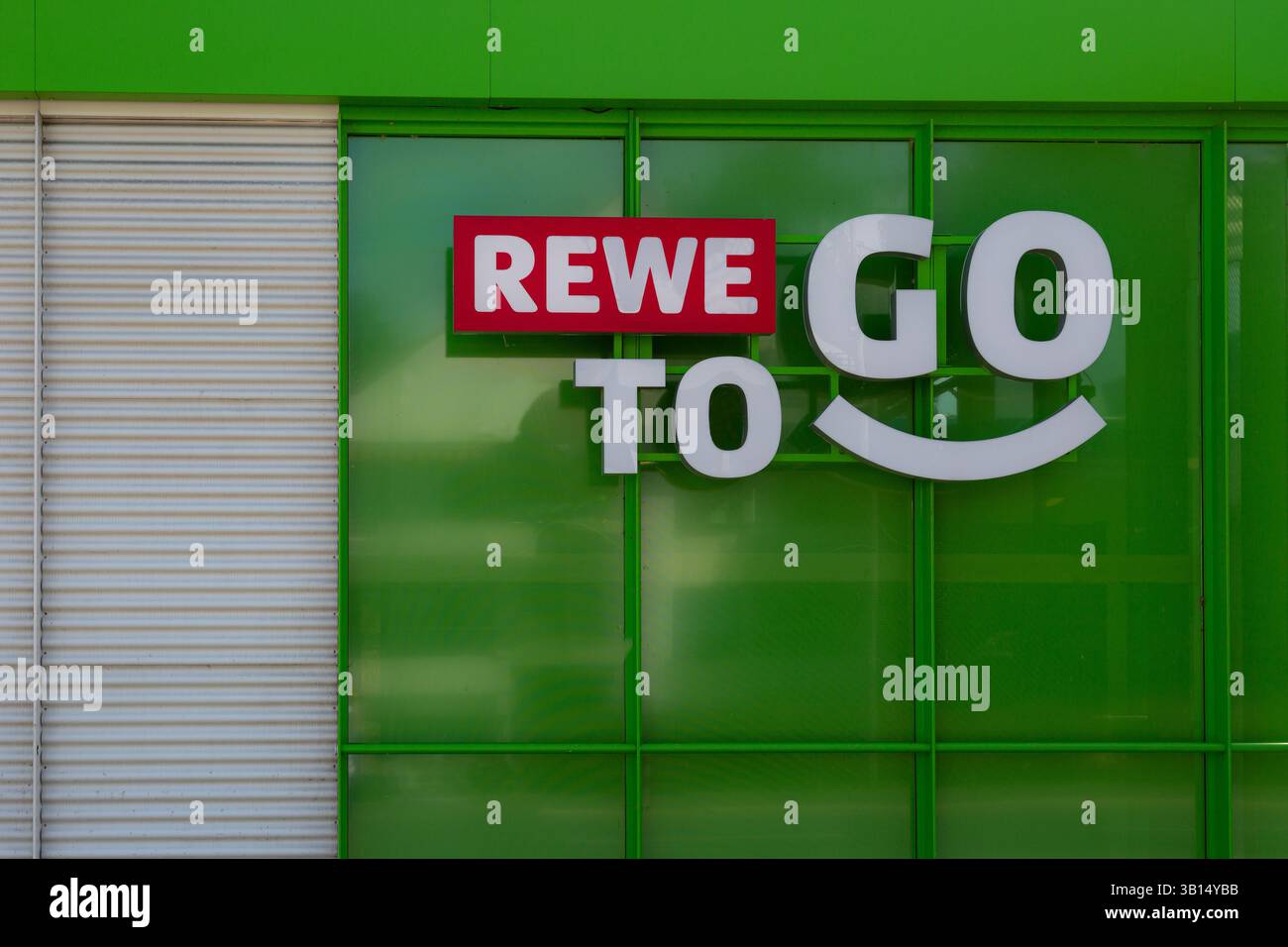 Neuwied, Deutschland - 20. Juni 2021: Fassade mit dem roten Logo von REWE und „To Go“ auf grünem Hintergrund Stockfoto