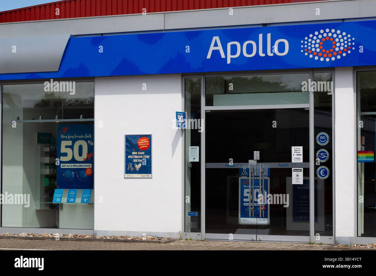 Neuwied, Deutschland - 20. Juni 2021: Fassade und Eingang eines Apollo-Geschäfts. Apollo ist eine deutsche Brillenkette. Stockfoto