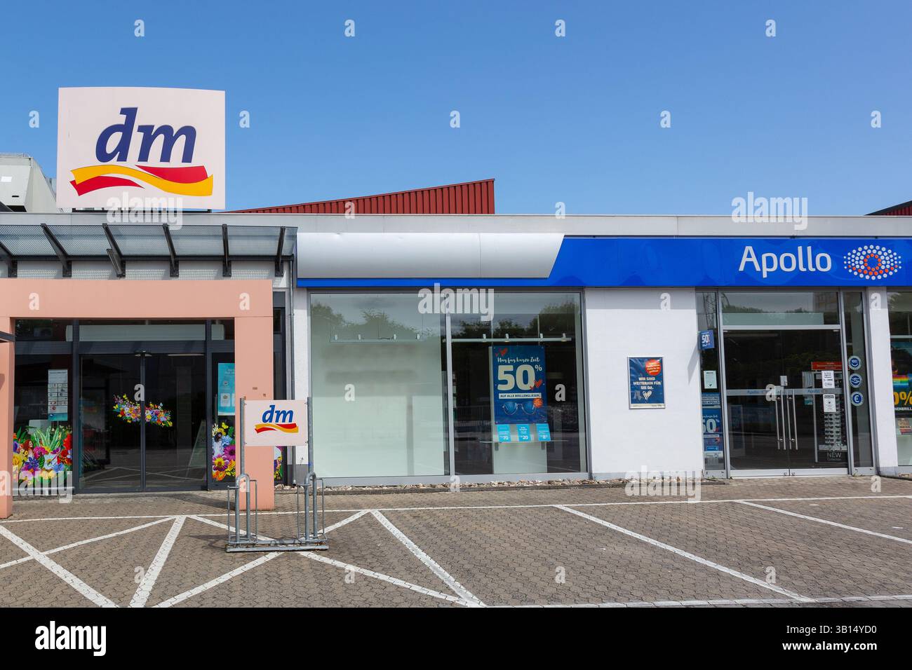Neuwied, Deutschland - 20. Juni 2021: Fassade und Eingang eines dm-Geschäfts. Und einen Apollo-Laden. dm ist eine deutsche Drogeriekette. Apollo ist eine deutsche Kette Stockfoto