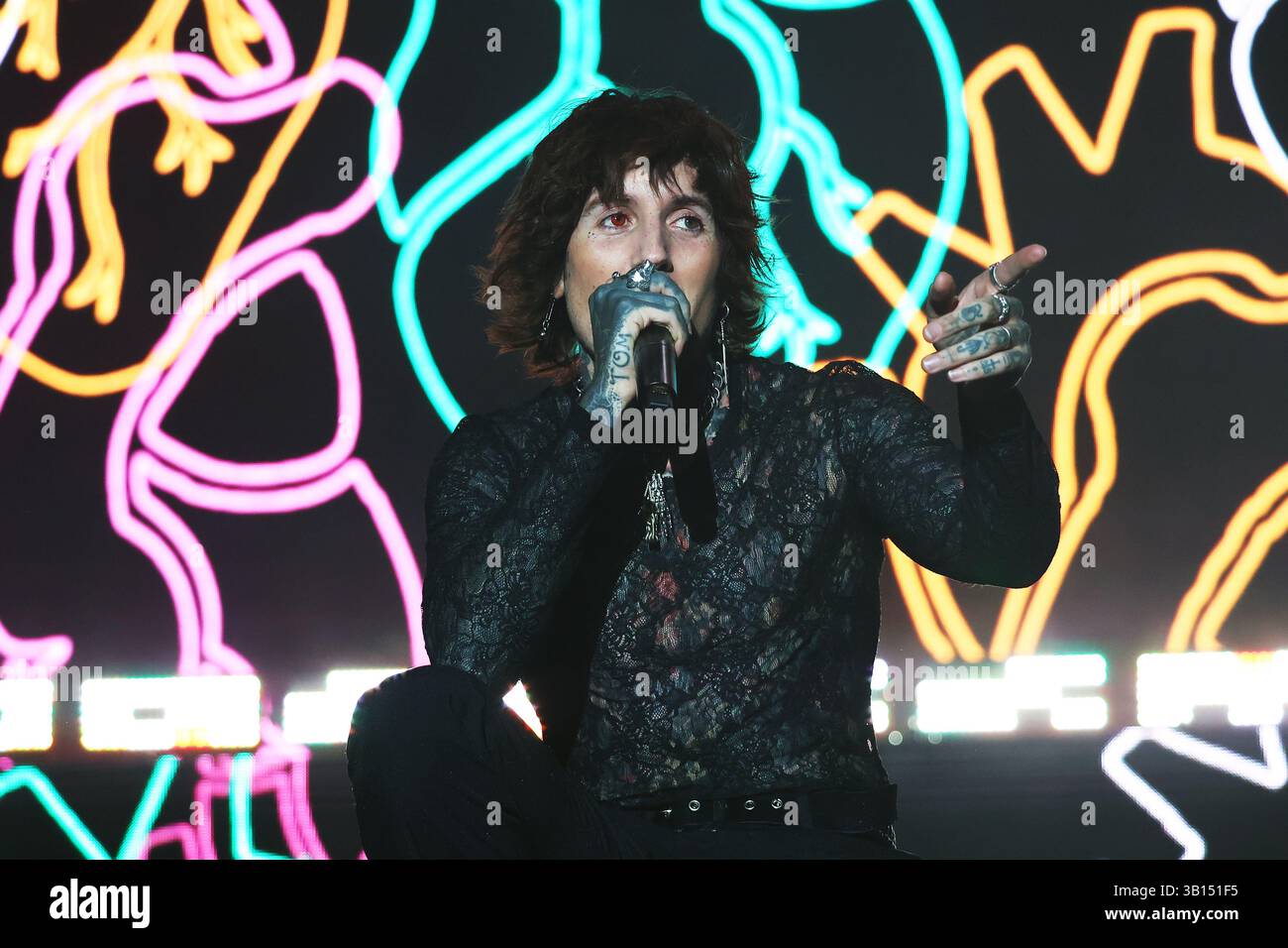 Sänger und Frontmann Oli Sykes von der britischen Rockband Bring Me The Horizon beim VOLT Festival in Sopron, Ungarn Stockfoto