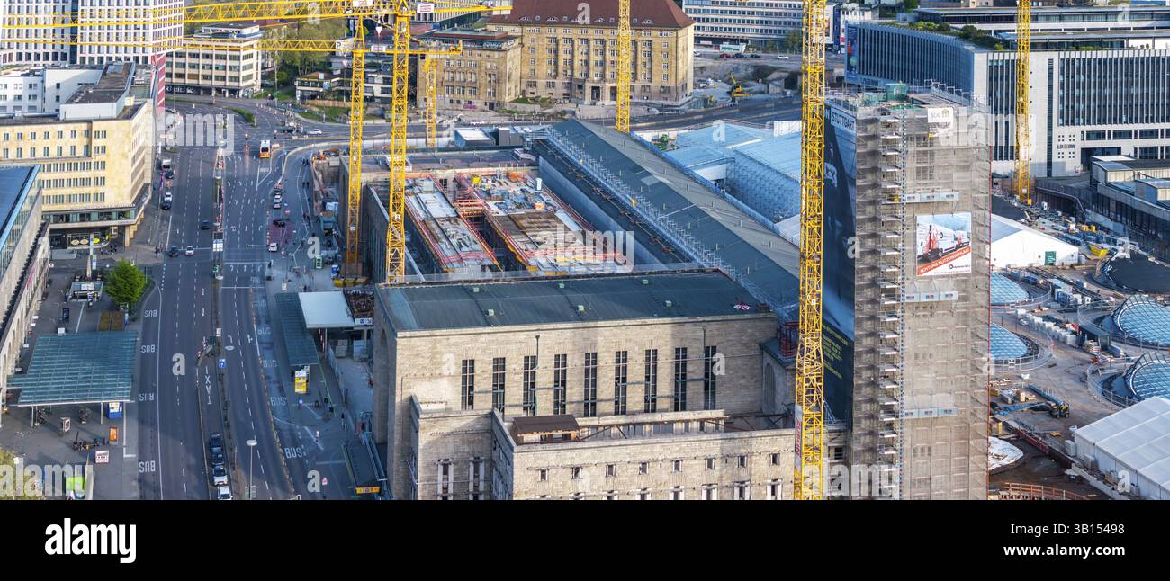 Stuttgarter Hauptbahnhof mit Bonatzbau. Stuttgart 21 Baustelle mit Bahnhofsturm und Kran. Luftaufnahme. Stuttgart, Baden-Württemberg, Deutsch Stockfoto