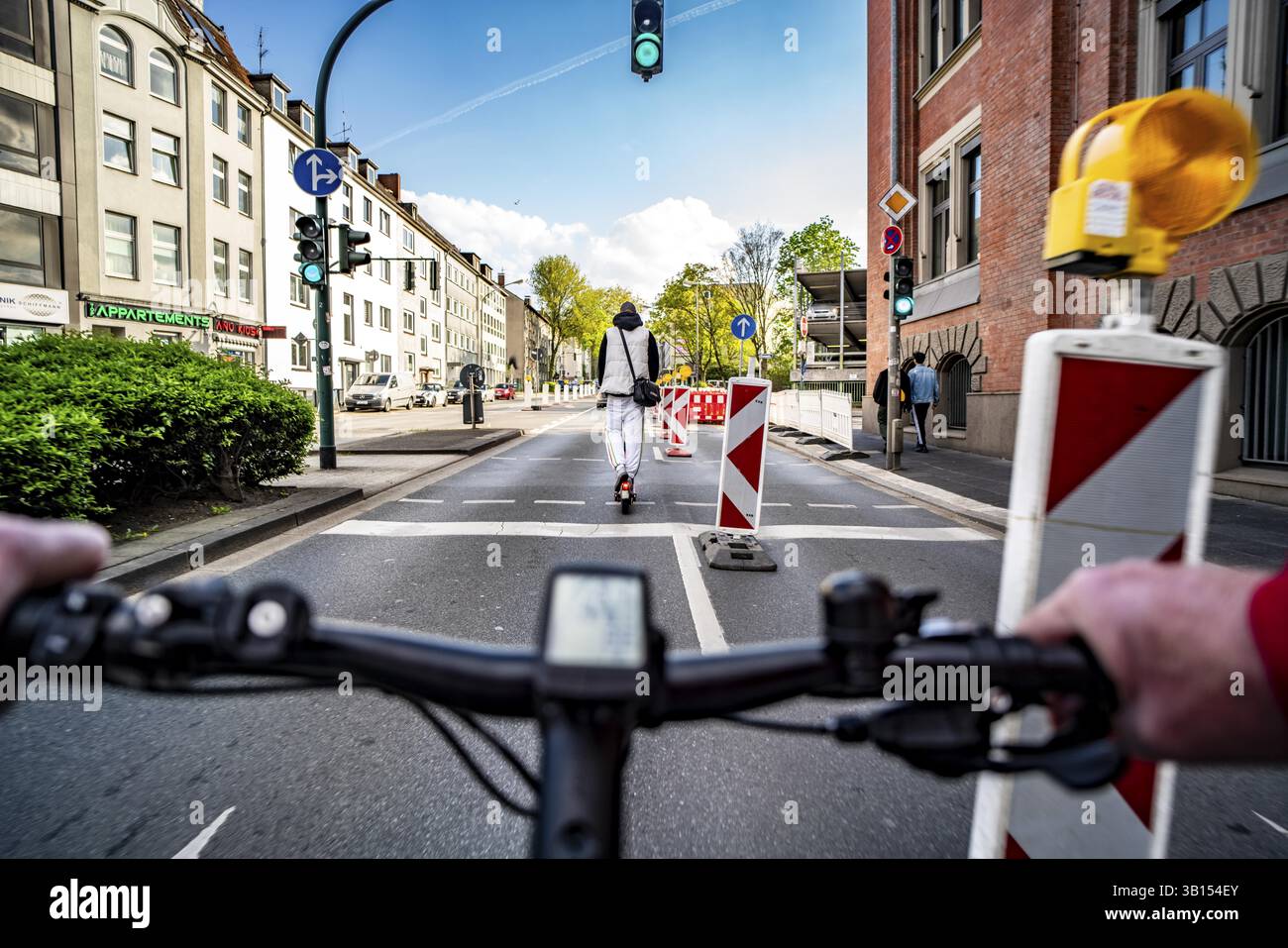 Radfahren in der Stadt, Stadtstraße, Baustelle, kein Radweg, zweispuriger Verkehr in beide Richtungen, Radfahrerperspektive, Essen, Nordrhein-Westph Stockfoto