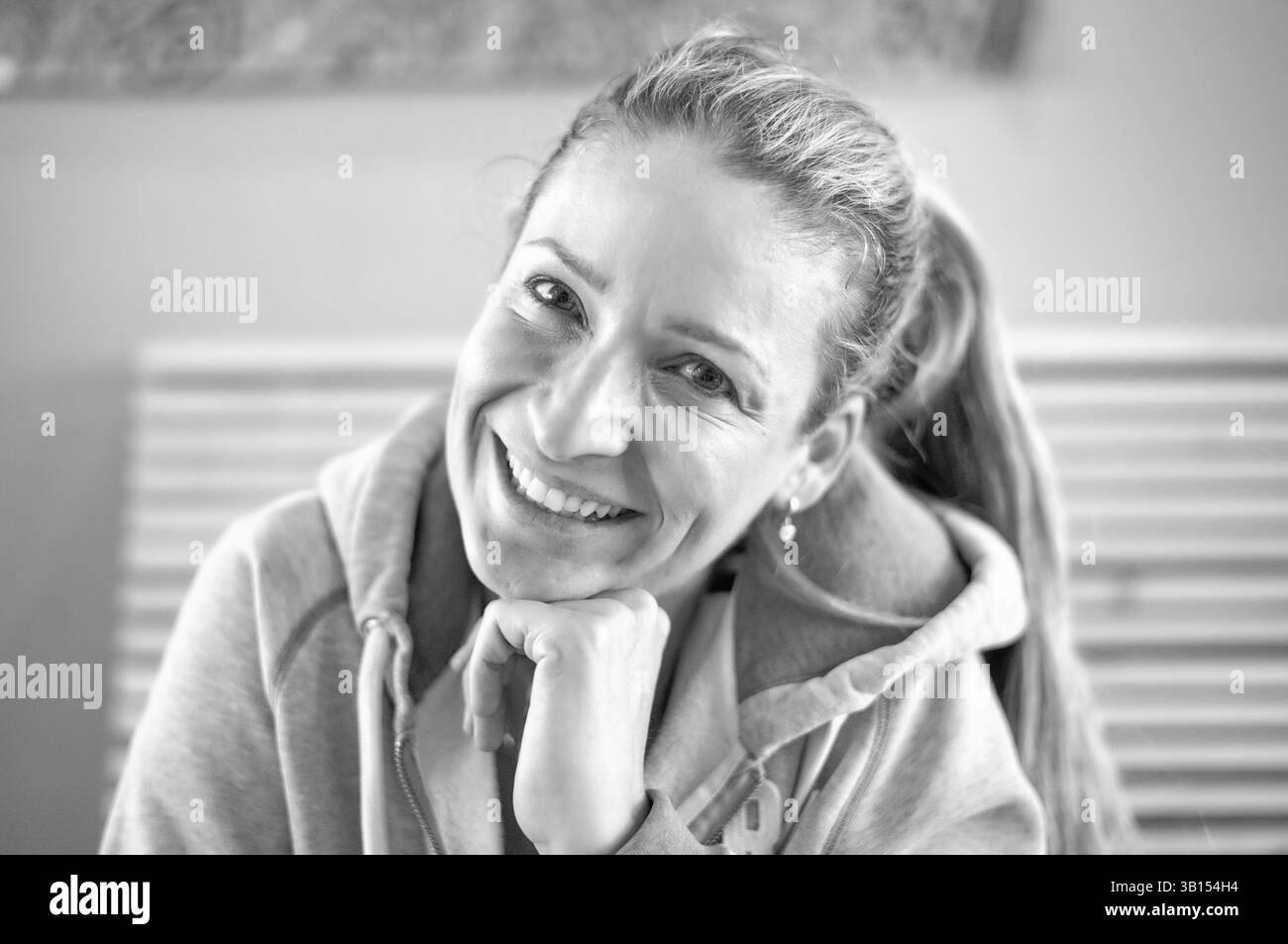 Frau, blond, Porträt, schwarz und weiß, lächelnd, Stuttgart, Baden-Württemberg, Deutschland, Europa Stockfoto
