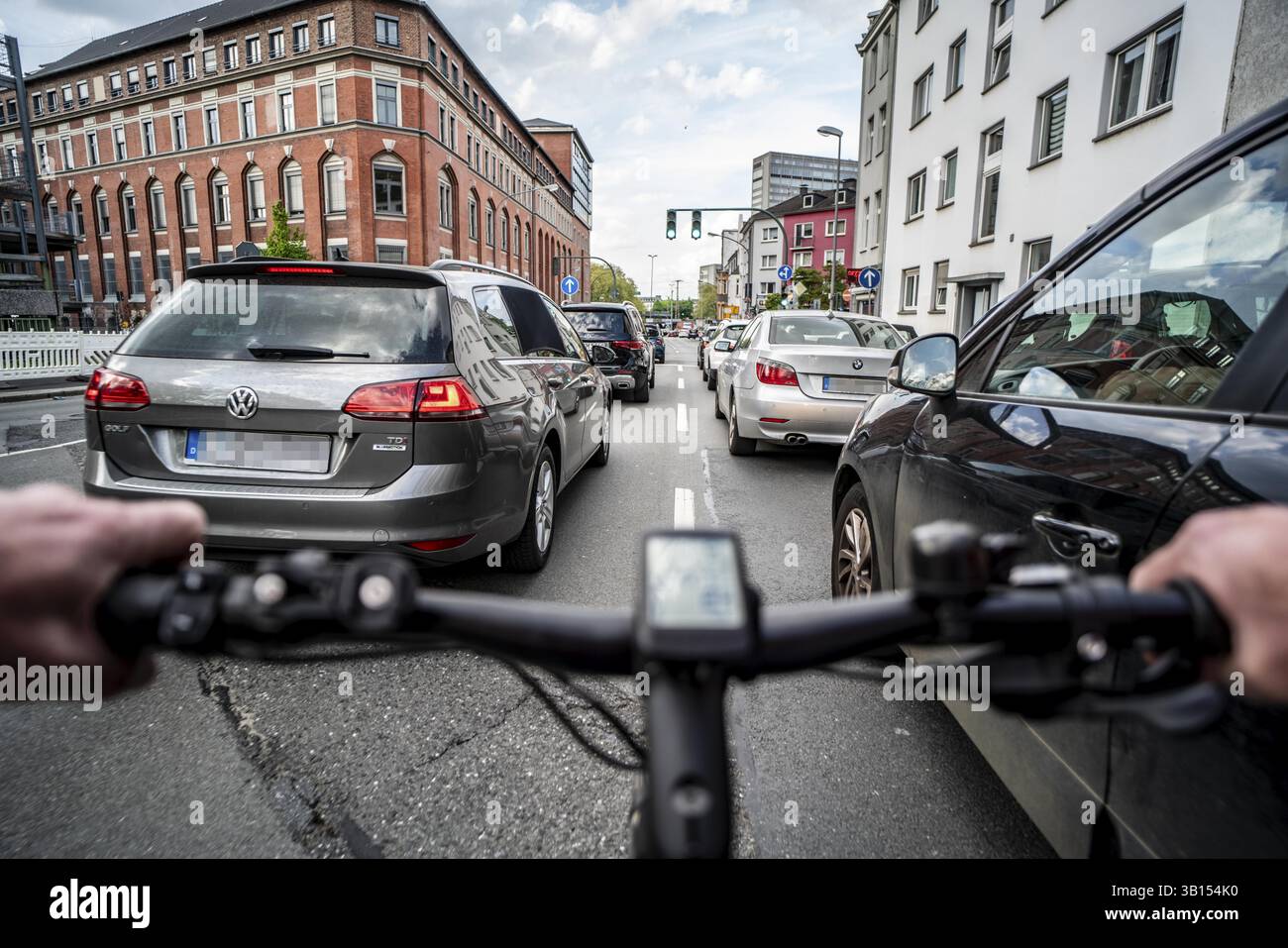 Radfahren in der Stadt, Stadtstraße, kein Radweg, zweispuriger Verkehr in beide Richtungen, Radfahrerperspektive, Essen, Nordrhein-Westfalen, Germa Stockfoto