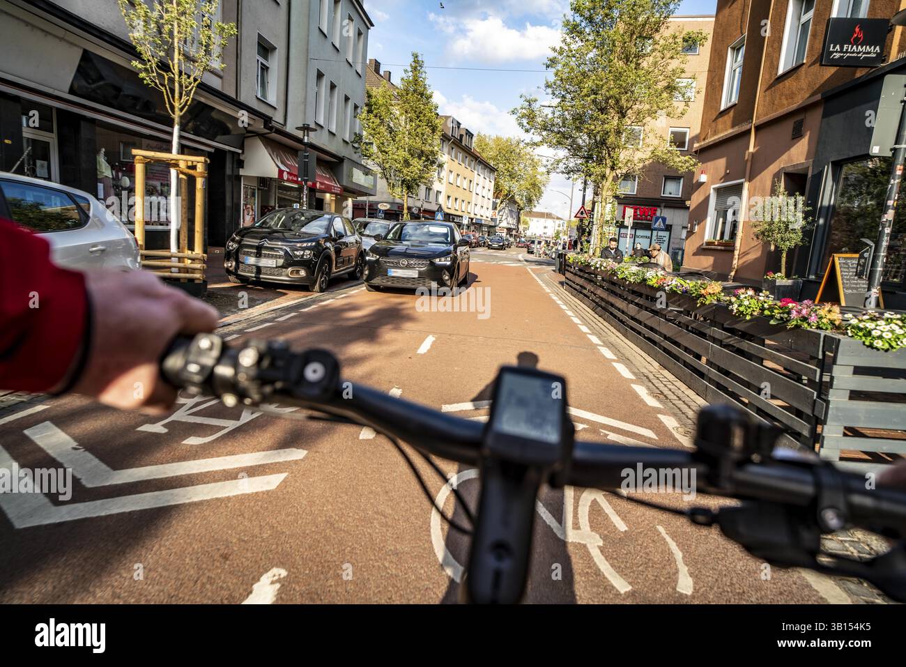 Radfahren in der Stadt, Stadtstraße, Radweg, Zweiradverkehr hat Priorität, 30 km/h Zone, Radfahrerperspektive, Essen, Nordrhein-Westfalen Stockfoto