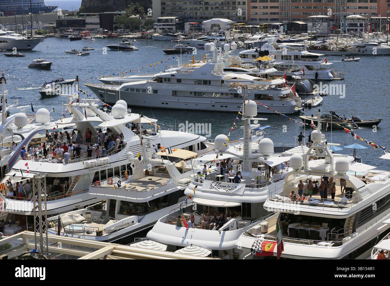 Zuschauer auf Yachten in Port Hercule, Formel-1-Rennen, Formel-1-Rennen, Formel-1-Rennen, Formel-1-Grand-Prix Monaco 2017 Stockfoto