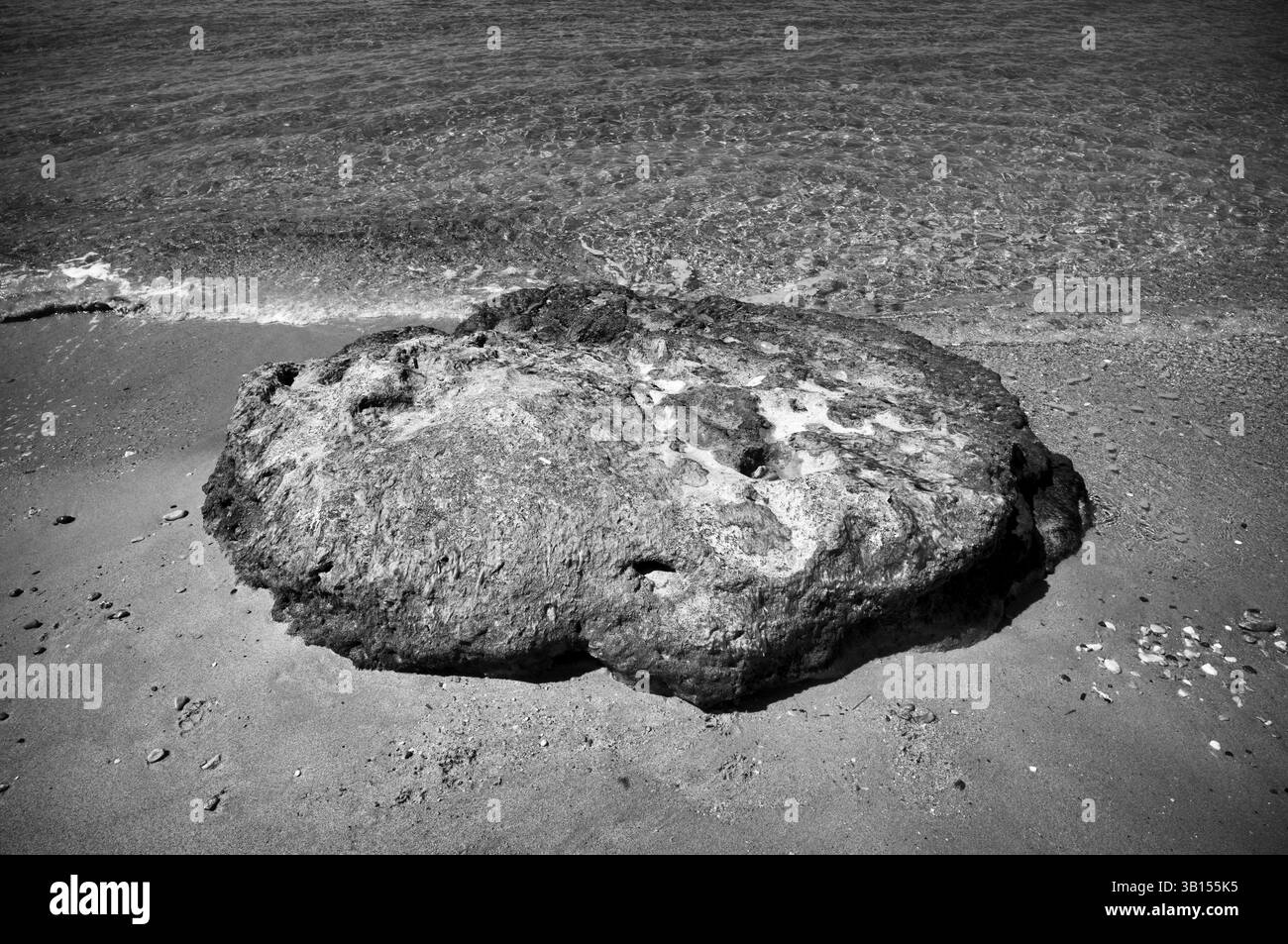 Felsen am Strand von Nea Kallikratia, Chalkidiki, Chalkidiki, Mazedonien, schwarz-weiß, Griechenland, Europa Stockfoto