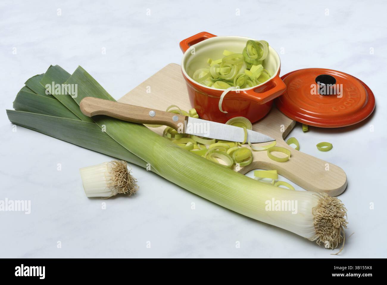 Lauch, Lauchstäbchen und Lauchringe in einer Schüssel Stockfoto