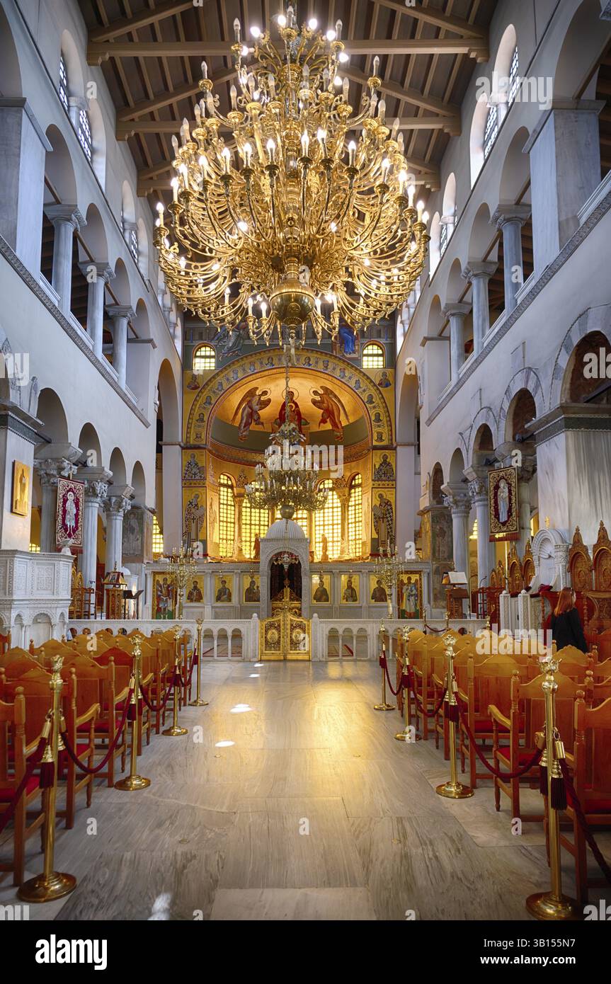 Innenansicht der Hagios Demetrios Kirche, auch bekannt als Agios Dimtrios oder Demetrios Basilika, Kronleuchter, Thessaloniki, Mazedonien, Griechenland, Europa Stockfoto