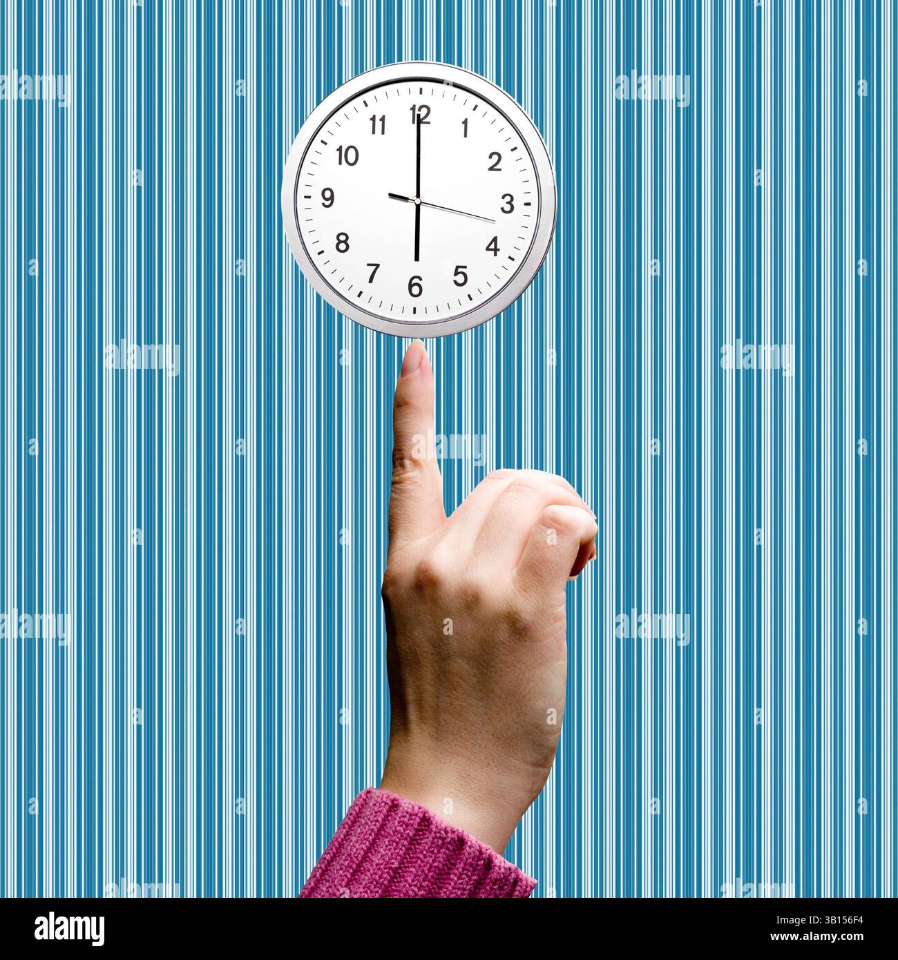 Frauenhand mit Finger, der auf eine Uhr bei 6 Uhr zeigt Stockfoto