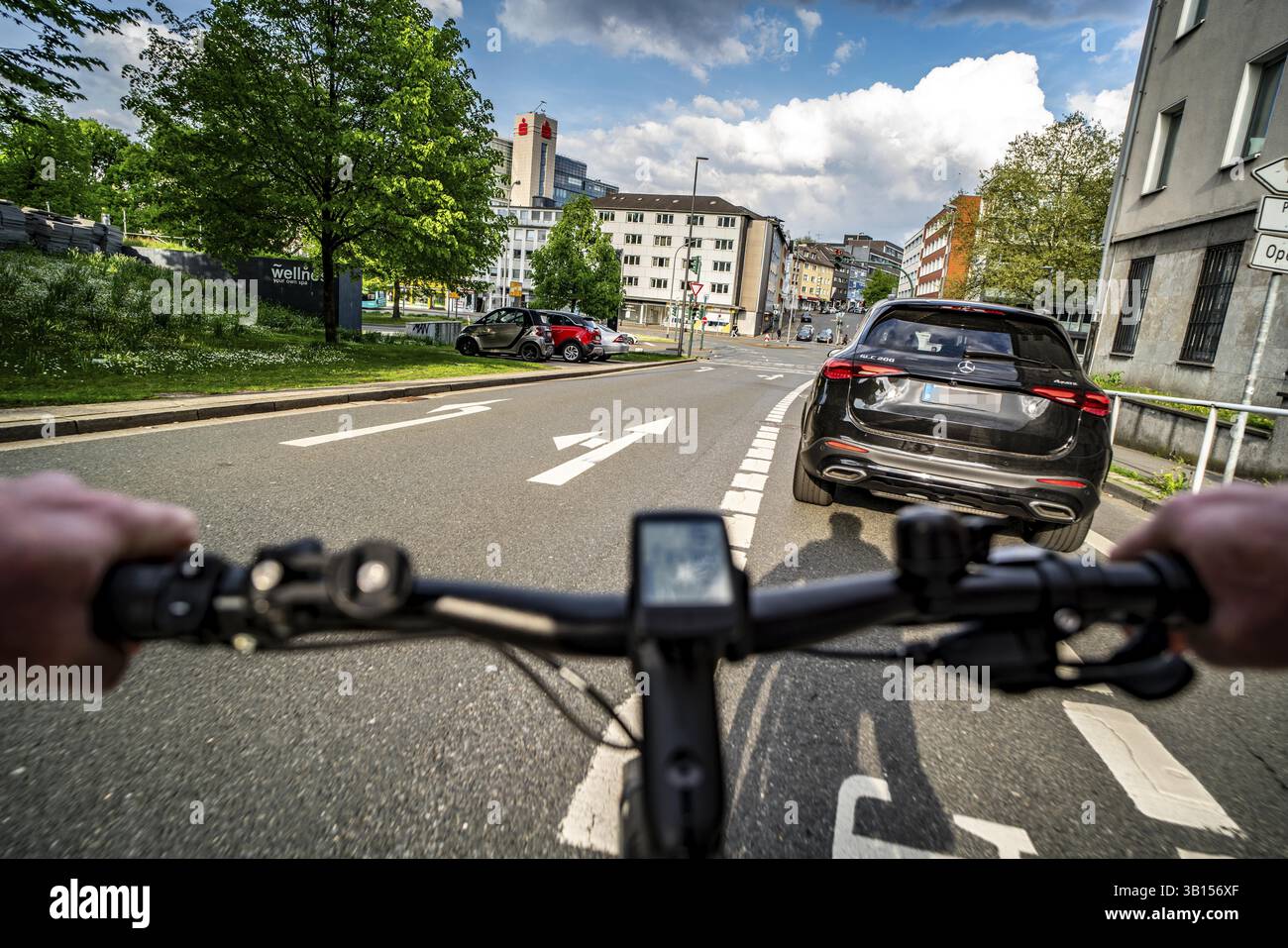 Radfahren in der Stadt, Stadtstraße, PKW-Blockierung Radverkehr in beide Richtungen, Radfahrerperspektive, Essen, Nordrhein-Westfalen, Deutschland Stockfoto