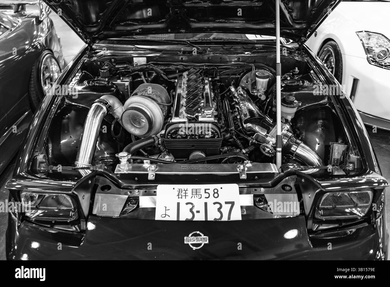 New York City, USA - 27. März 2024: Nissan Car hat Motorhaube mit Antriebsstrang-Motor auf der New York International Auto Show geöffnet Stockfoto