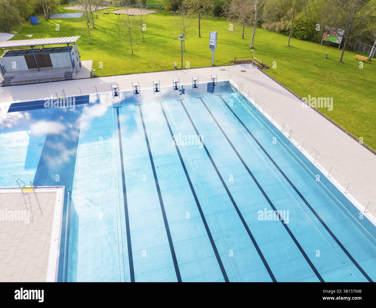 Klare Schwimmwege in ruhiger, grüner Außenanlage, Calw Stammheim Freibad, Calw, Schwarzwald, Deutschland, Europa Stockfoto
