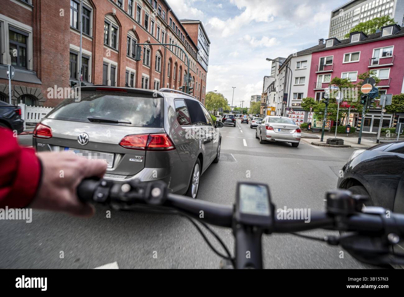 Radfahren in der Stadt, Stadtstraße, kein Radweg, zweispuriger Verkehr in beide Richtungen, Radfahrerperspektive, Essen, Nordrhein-Westfalen, Germa Stockfoto