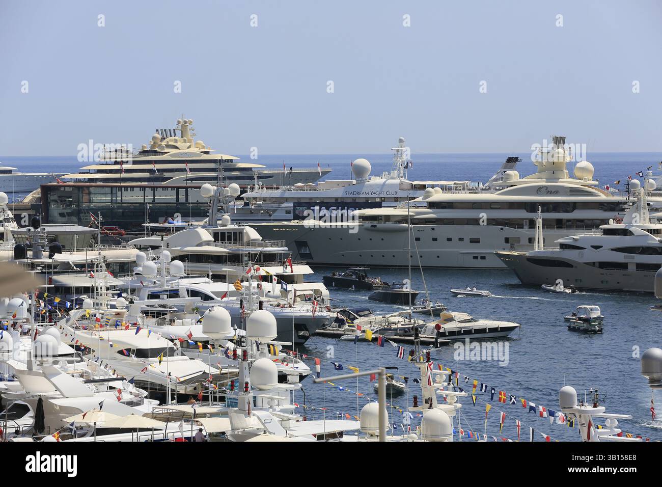 Zuschauer auf Yachten in Port Hercule, hinter den Superyachten Dilbar und Ona, Formel-1-Rennen, Formel-1-Rennen, Formel-1-Rennen, Formel-1-Grand-Prix Monaco 2017 Stockfoto
